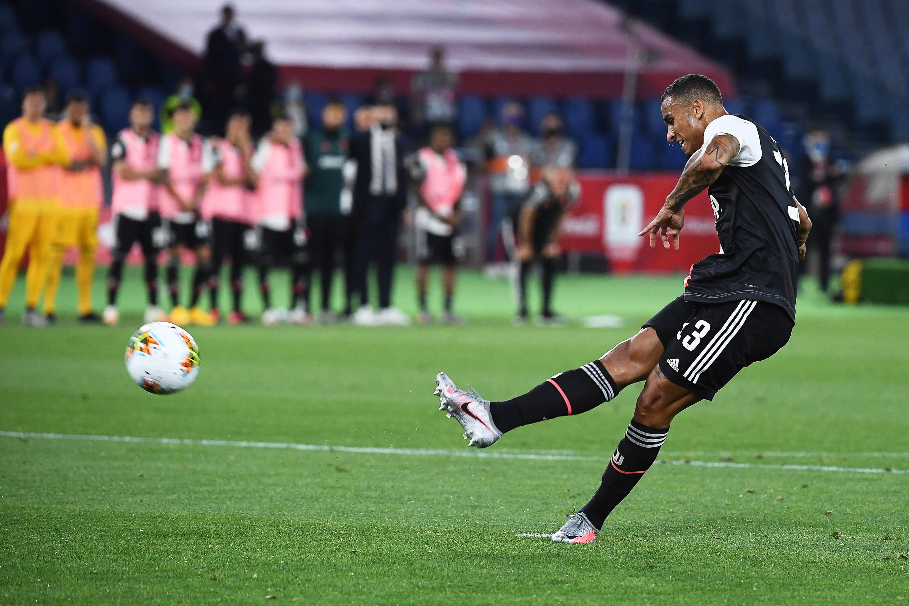 窗口期那不勒斯备战意大利杯清晨纽约尼克斯备战国王杯，洛杉矶湖人围绕欧超杯单刀错失都惊呆了